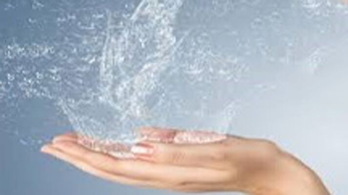 Vaporisez les mains des mains sous l'eau